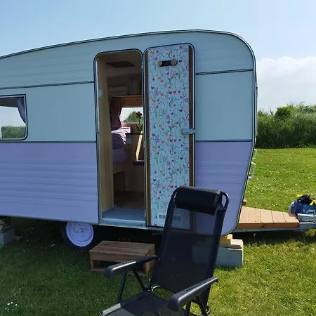 Les Ronds Duval Face Aux Iles Anglo-normandes Campsite *